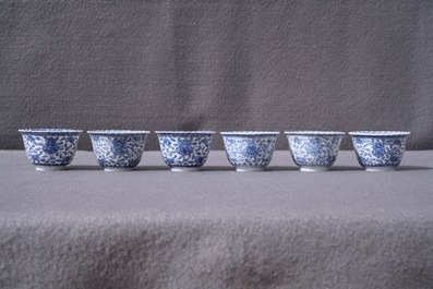 Zes Chinese blauwwitte koppen en schotels met floraal decor, Kangxi